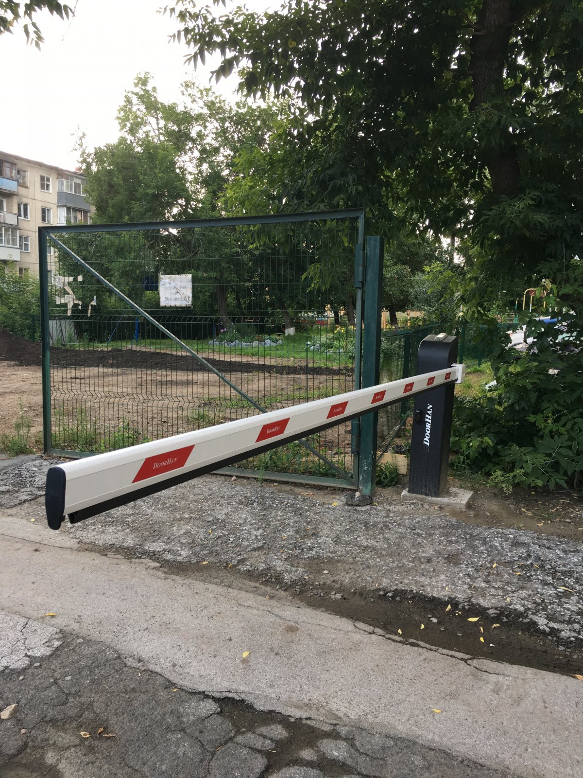 Установлен шлагбаум в Новосибирске в жилом дворе