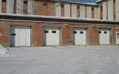 Секционные ворота для автомойки