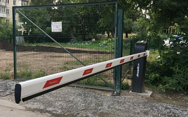 Установлен шлагбаум в Новосибирске в жилом дворе