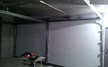 Ворота с электроприводом на подземной парковке ул.Обская