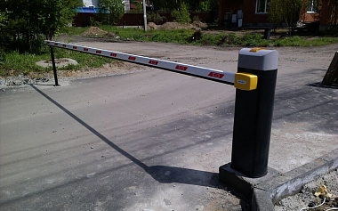 Шлагбаум Barrier установлен на въезде в коттеджный поселок в пригороде Новосибирска